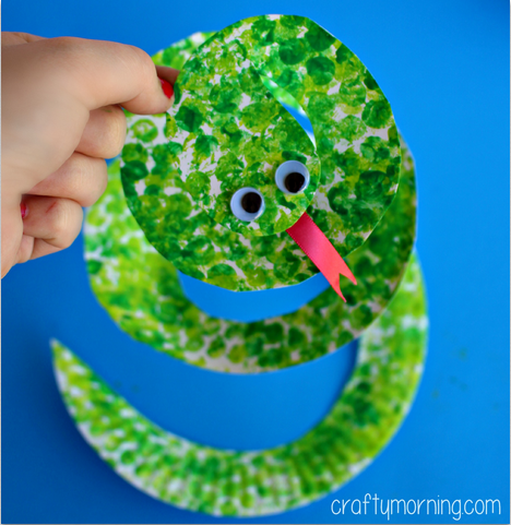 Paper Plate Snake Craft Using Bubble Wrap