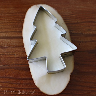 potato-christmas-tree-stamping-craft-