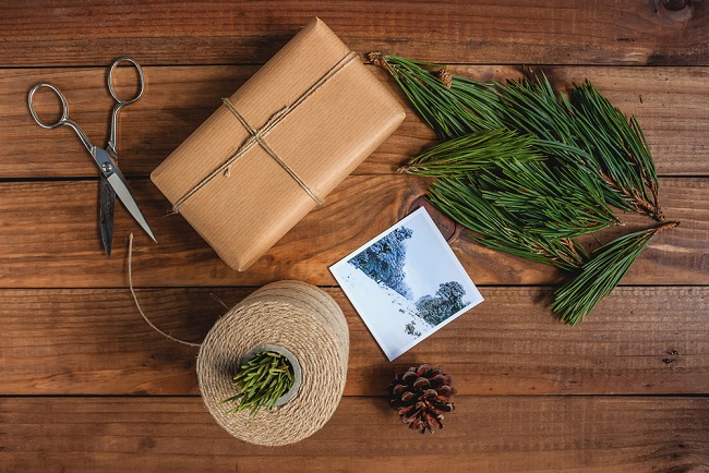 4 Inexpensive Gift Wrapping Ideas for the Holidays