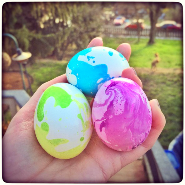 oil-marbled-easter-eggs