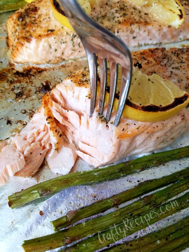 One Pan Lemon Salmon & Asparagus Recipe
