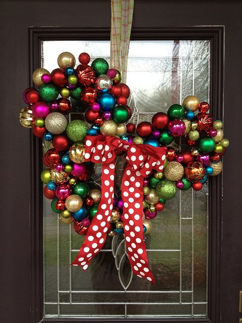 christmas-bulb-mickey-mouse-wreath