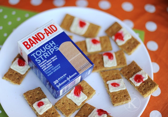 graham-cracker-bloody-bandaids-halloween-treat